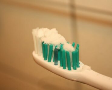 Top 5 Natural Alternatives To Toothpaste