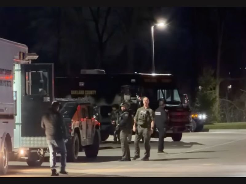 Police Urge Lockdown in Bloomfield Township, Michigan as SWAT Surrounds Barricaded Gunman Near Middle School Before Suspect Taken Into Custody