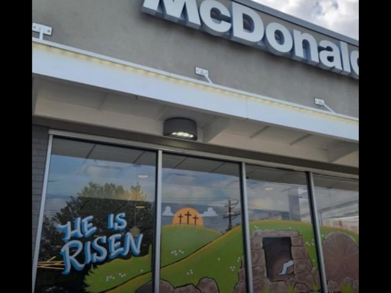 A Simple Easter Window Display at a Tennessee McDonald’s Went Viral Overnight — Now Millions Are Talking About Its “He Is Risen” Message