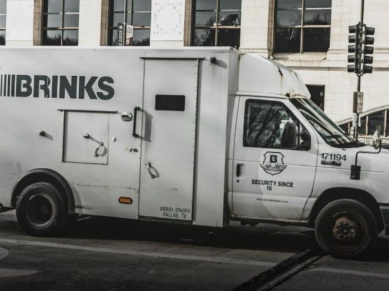 Armed Suspects Steal $1.8 Million From Brinks Armored Truck in Philadelphia &mdash; Two Men With Assault Rifles Flee in Blue Acura SUV as No Arrests Made